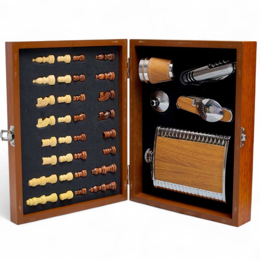 Elegant Wooden Chess Set with Engraved Hip Flask for Men - Image 2